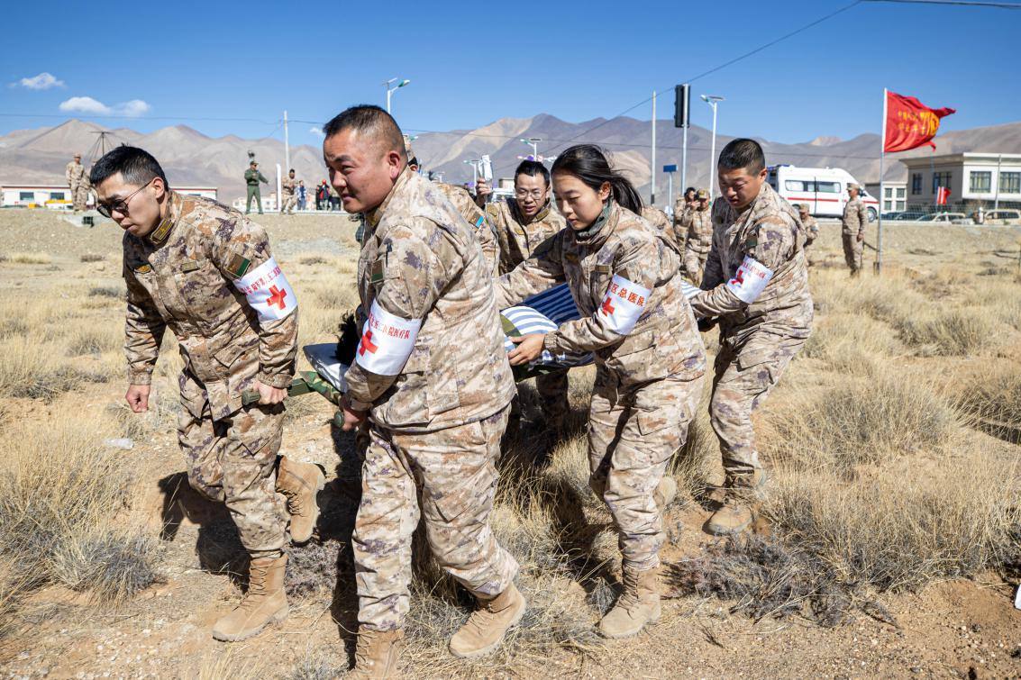 1月9日，日喀則定日縣長(zhǎng)所鄉(xiāng)，西藏軍區(qū)總醫(yī)院醫(yī)療隊(duì)隊(duì)員將受傷村民用擔(dān)架從救護(hù)車準(zhǔn)備抬上直升機(jī)，轉(zhuǎn)運(yùn)至拉薩的西藏軍區(qū)總醫(yī)院救治。人民日?qǐng)?bào)記者張武軍攝