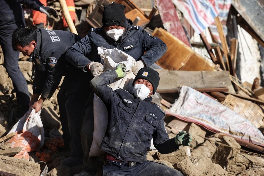 1月9日，定日縣長(zhǎng)所鄉(xiāng)古榮村，日喀則市公安局民警協(xié)助受災(zāi)群眾清理廢墟。 環(huán)球時(shí)報(bào)記者 崔萌攝