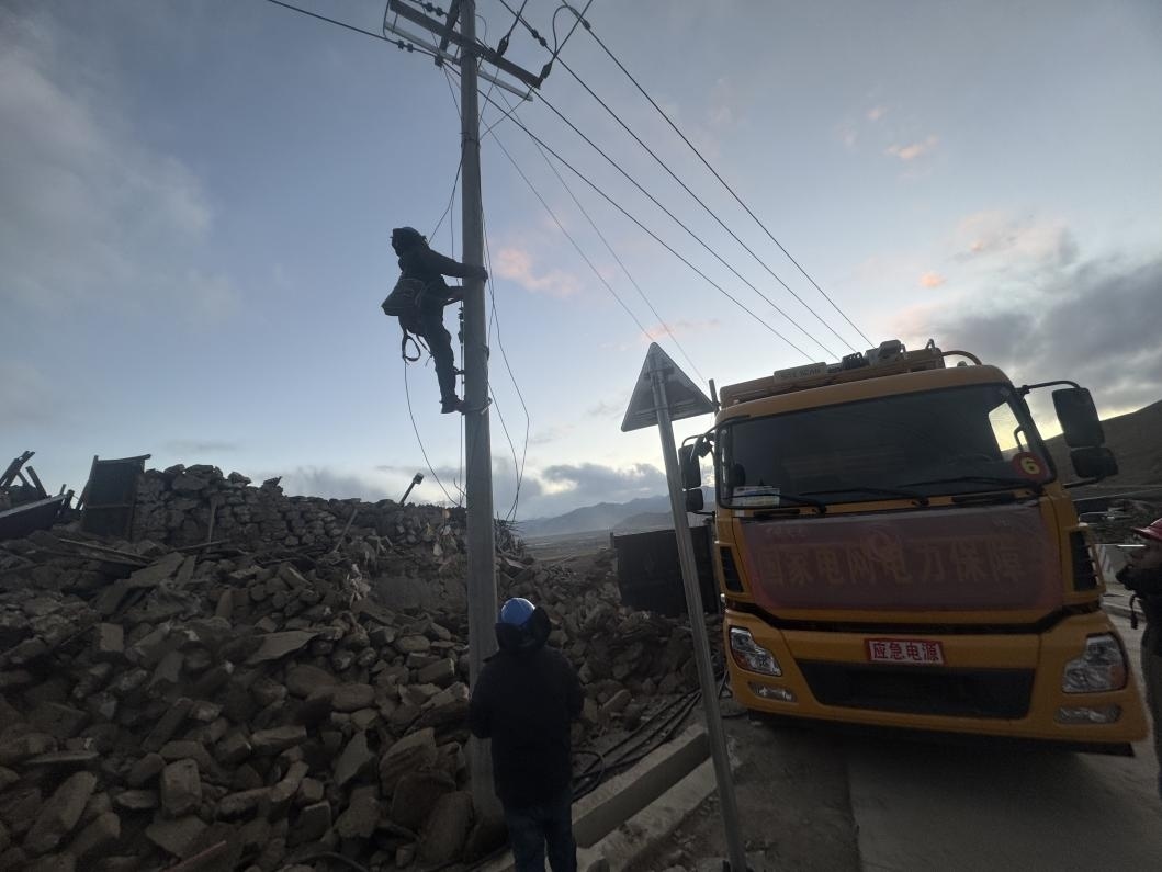 1月10日，定日縣長(zhǎng)所鄉(xiāng)，國(guó)家電網(wǎng)西藏電力員工正在搶修災(zāi)區(qū)受損線路。人民日?qǐng)?bào)記者宋豪新攝