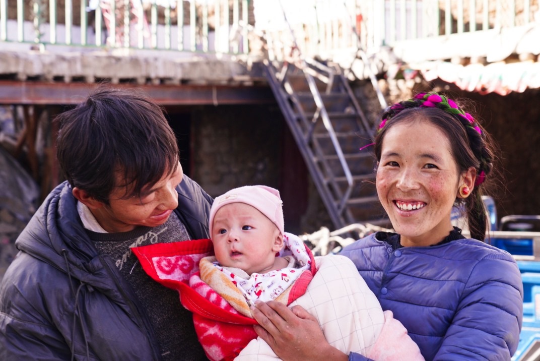 1月11日，在西藏日喀則市人民醫(yī)院，受災(zāi)群眾抱著自己在地震中受傷的孩子康復(fù)出院。人民日?qǐng)?bào)記者徐馭堯攝