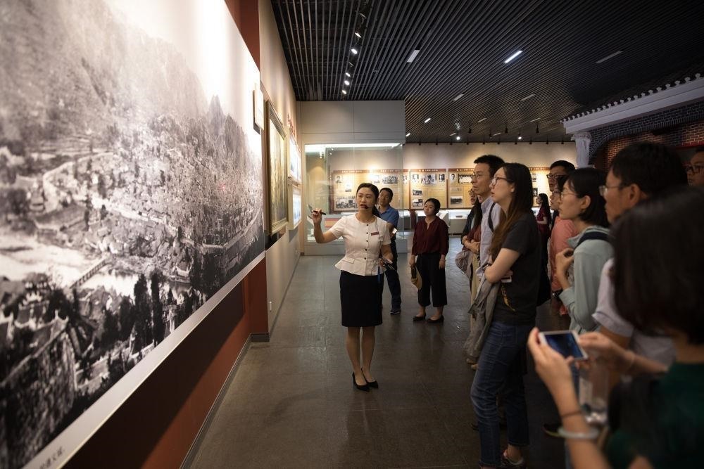 △參觀者在遵義會議紀(jì)念館聽取介紹。