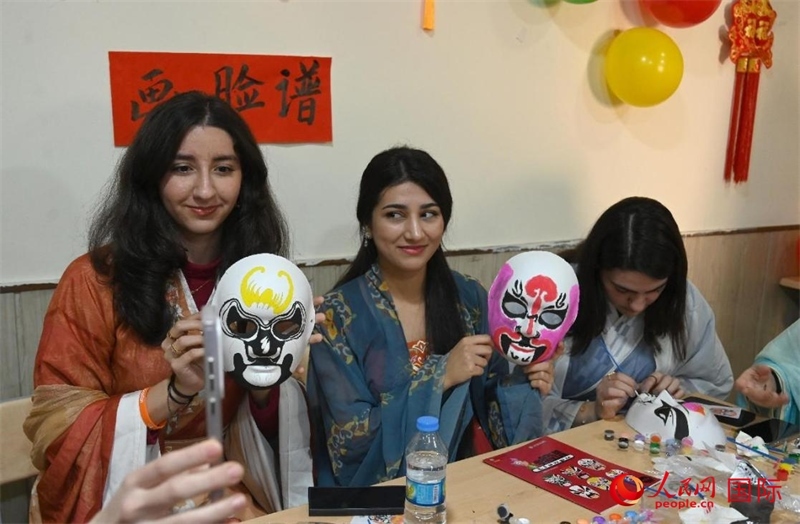 畫臉譜。人民網(wǎng)伊納斯·易卜拉欣攝