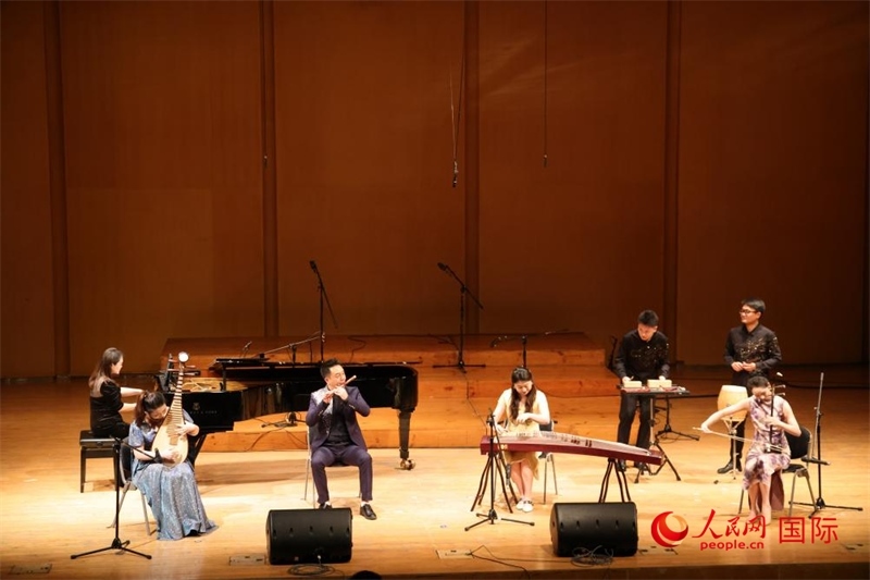 來(lái)自云南藝術(shù)學(xué)院的音樂(lè)家在演奏《金蛇狂舞》。人民網(wǎng)記者 楊一攝