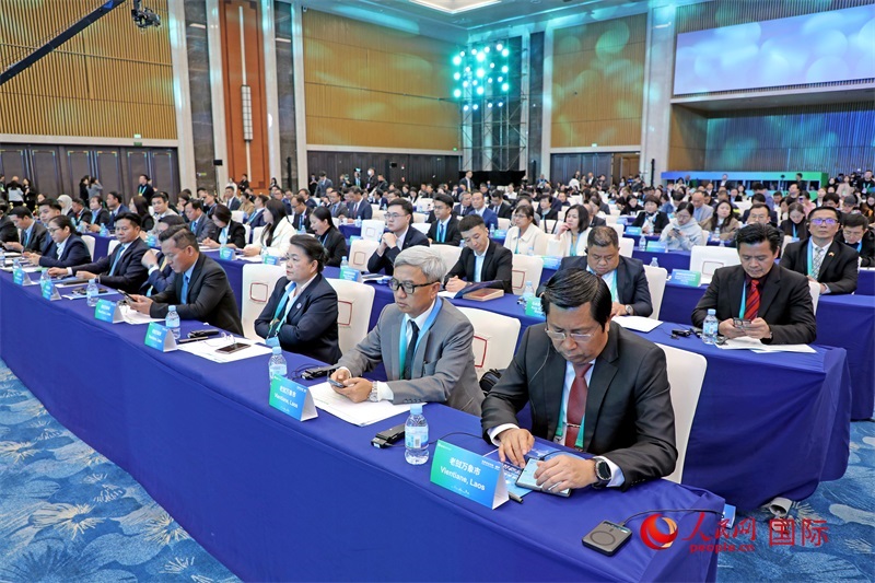 這是1月16日在南寧國際會展中心拍攝的“世界市長對話·南寧”活動現(xiàn)場。人民網(wǎng)記者 趙益普攝