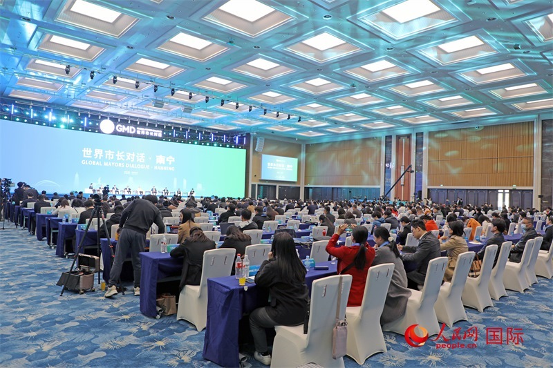 這是1月16日在南寧國際會展中心拍攝的“世界市長對話·南寧”活動現(xiàn)場。人民網(wǎng)記者 趙益普攝