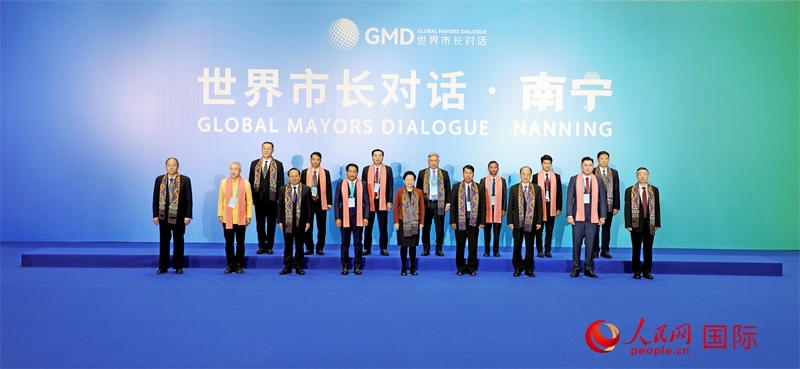 在南寧國際會展中心金桂花廳外，參加活動的中國和東盟國家市長合影留念。人民網(wǎng)記者 趙益普攝