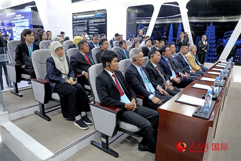 參加活動的東盟國家市長在中國—東盟新型智慧城市協(xié)同創(chuàng)新中心參觀調研。人民網(wǎng)記者 趙益普攝