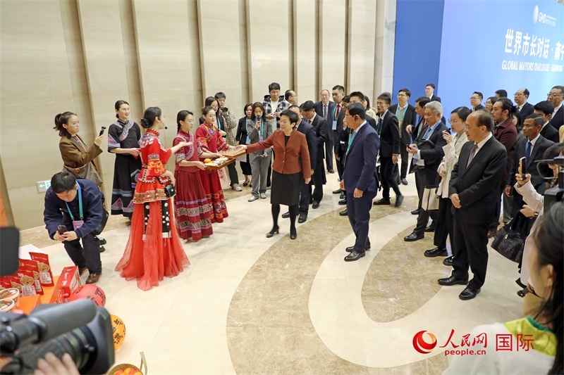 東盟國家市長聽取南寧特色茉莉花茶的講解。人民網(wǎng)記者 趙益普攝