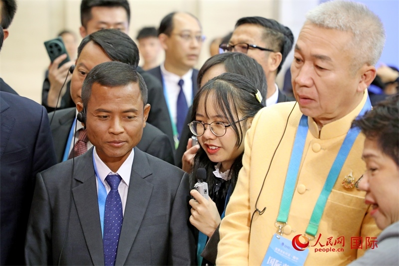 東盟國家市長在觀看、體驗南寧非遺展示。人民網(wǎng)記者 趙益普攝