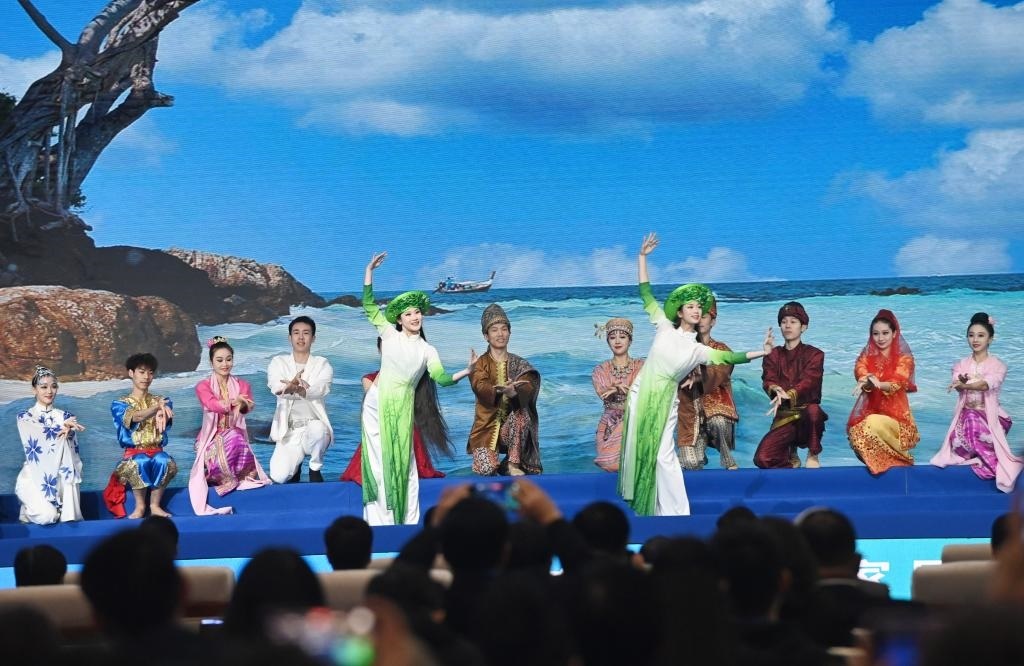 這是1月16日，在南寧國際會展中心，演員在“世界市長對話·南寧”活動間隙表演節(jié)目。新華社記者 陸波岸 攝