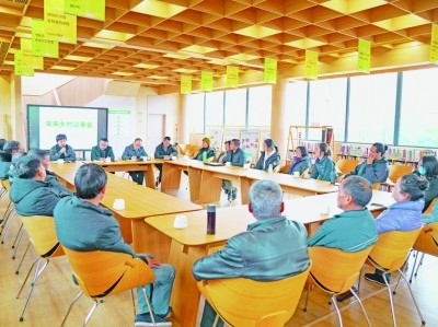 各種形式的民主協(xié)商議事會(huì)在余杭區(qū)落地生花。圖為黃湖鎮(zhèn)就共富工坊工作召開未來鄉(xiāng)村議事會(huì)。資料圖片