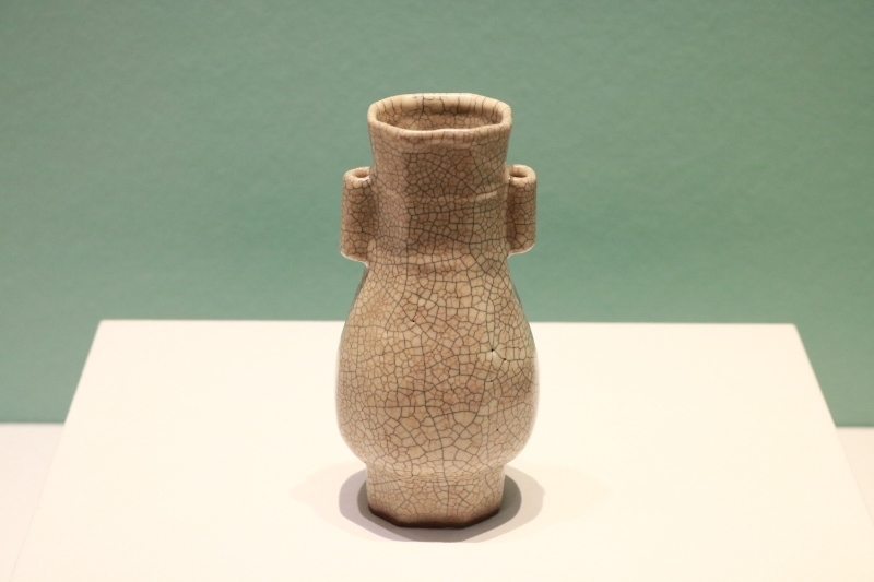 圖為故宮博物院藏宋代哥窯米黃釉貫耳瓶。