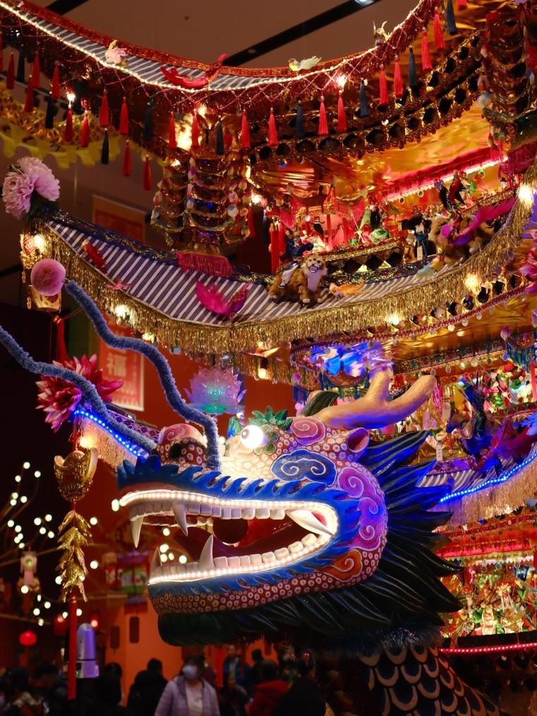 圖為“過年——春節(jié)主題展”中展出的浙江樂清首飾龍燈彩。