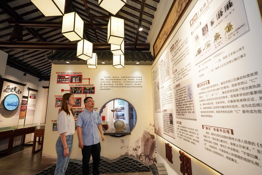參觀者在蘇州市吳江區(qū)平望鎮(zhèn)廉潔教育基地鶯湖廉園內(nèi)參觀（2024年7月4日攝）。新華社記者 李博 攝
