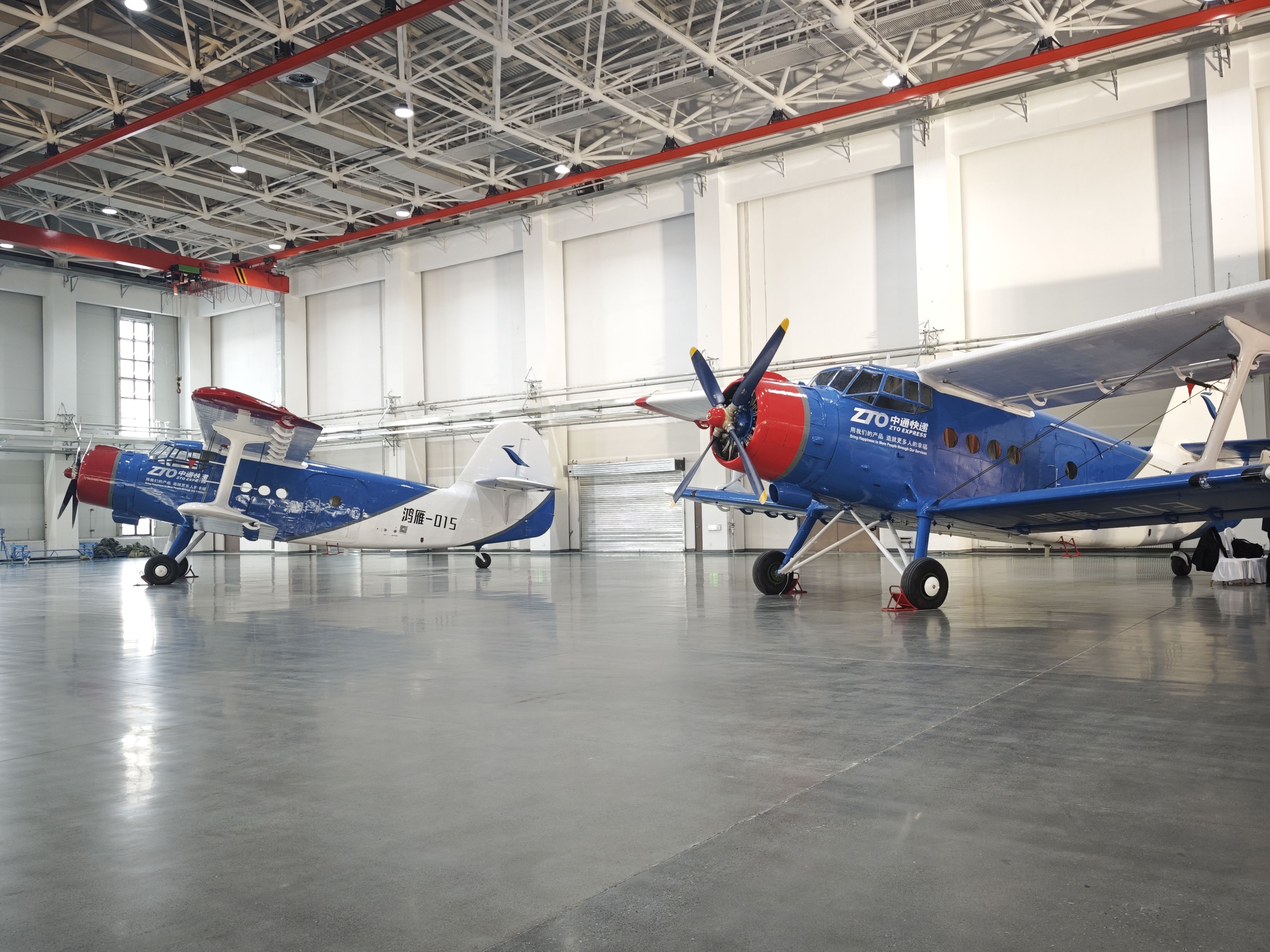 1月20日，停放在交付現(xiàn)場(chǎng)的大型無(wú)人機(jī)鴻雁（HY100）。新華社記者 茍立鋒 攝