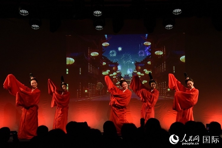 舞蹈《金蛇狂舞》。人民網(wǎng)記者 殷淼攝