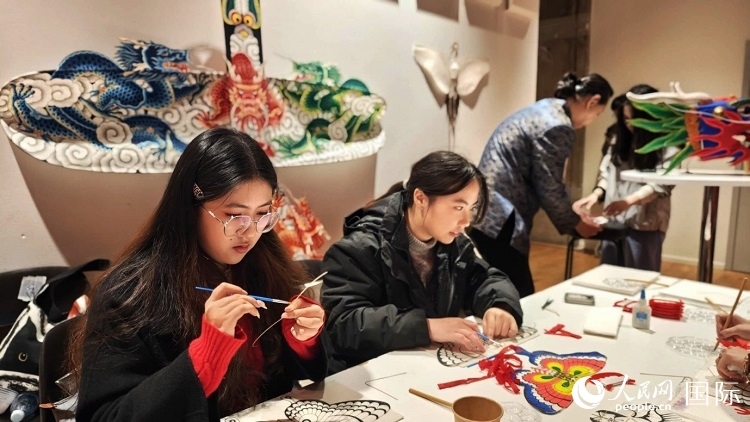體驗(yàn)非遺文化“制作小風(fēng)箏”。人民網(wǎng)記者 殷淼攝