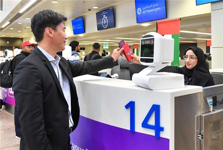 1月22日，迪拜免稅店聯(lián)合迪拜移民局向入境中國(guó)旅客贈(zèng)送新年賀禮。迪拜移民局供圖