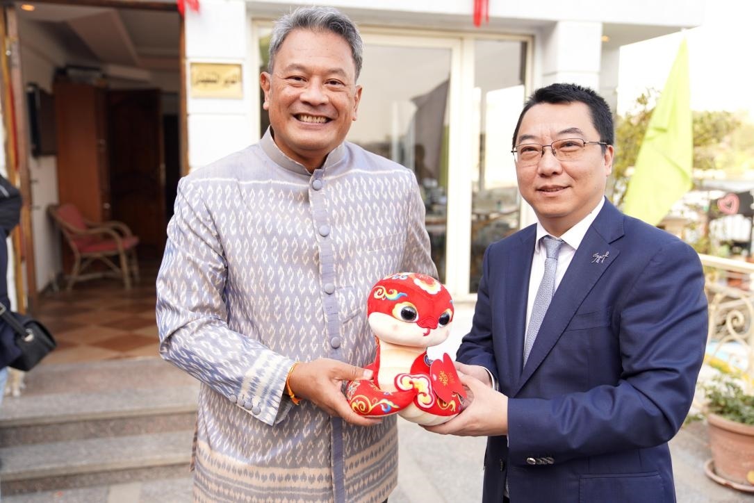 中國駐埃及使館參贊兼開羅中國文化中心主任張易向塔納瓦大使贈送2025“歡樂春節(jié)”吉祥蛇。開羅中國文化中心供圖