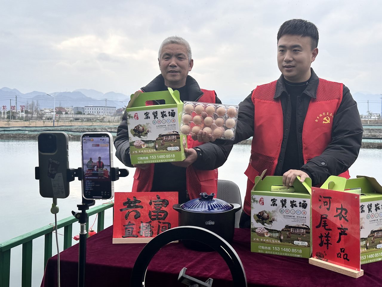 在蒼南金鄉(xiāng)鎮(zhèn)，永興、半浹連、河尾垟?shù)犬?dāng)年受災(zāi)的臨近村落，正連片建設(shè)美麗江南水鄉(xiāng)新景。圖為河尾垟村設(shè)在河邊的“共富直播間”。金鄉(xiāng)鎮(zhèn) 供圖