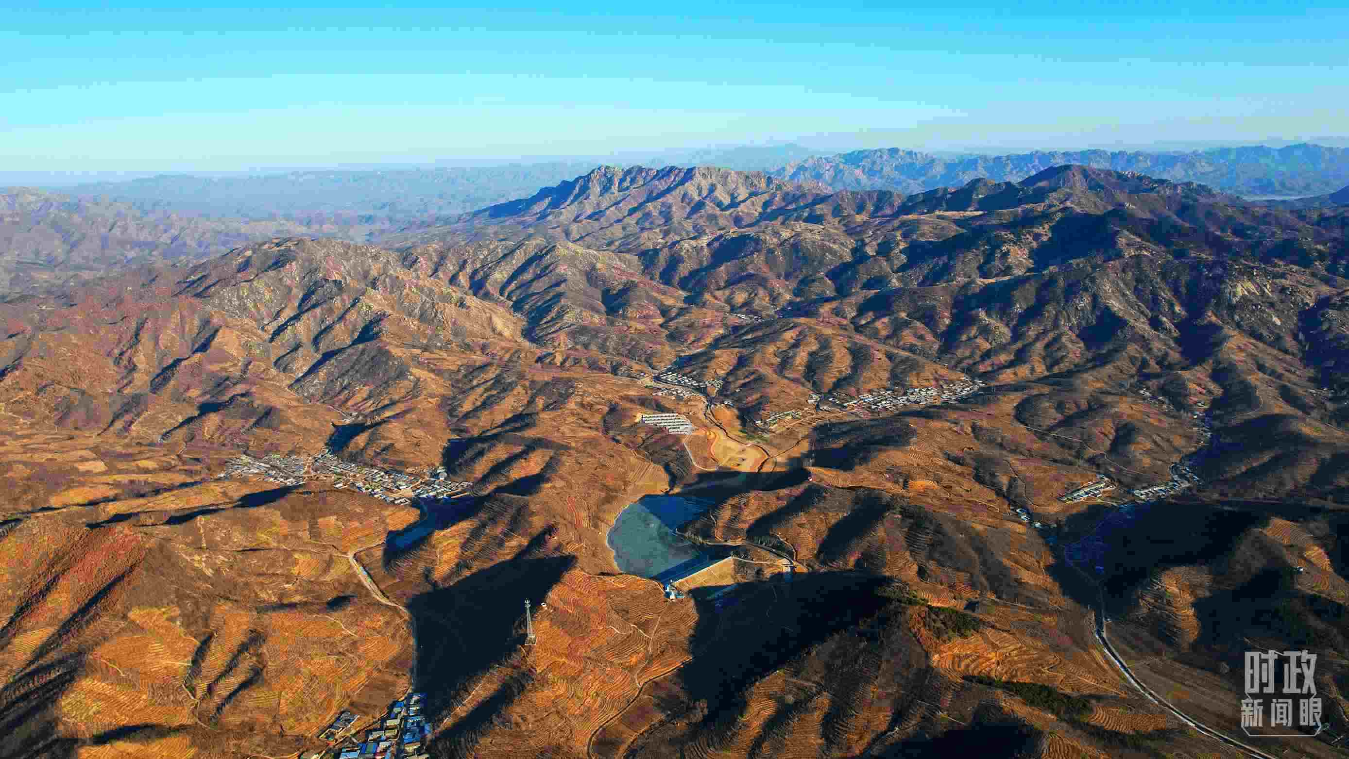 俯瞰祝家溝村。（總臺央視記者范凱拍攝）