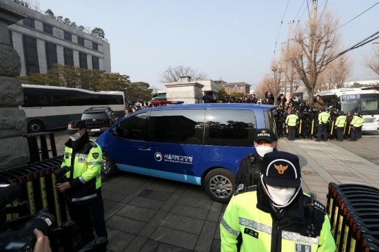  1月21日，尹錫悅乘坐的車輛進入韓國首爾的憲法法院。新華社記者姚琪琳攝