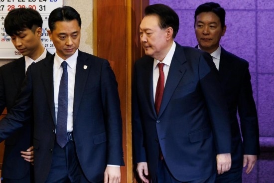  1月23日，尹錫悅（右二）在韓國首爾憲法法院出席總統(tǒng)彈劾案庭審。新華社發(fā)（Pool圖片，曹城凖攝）