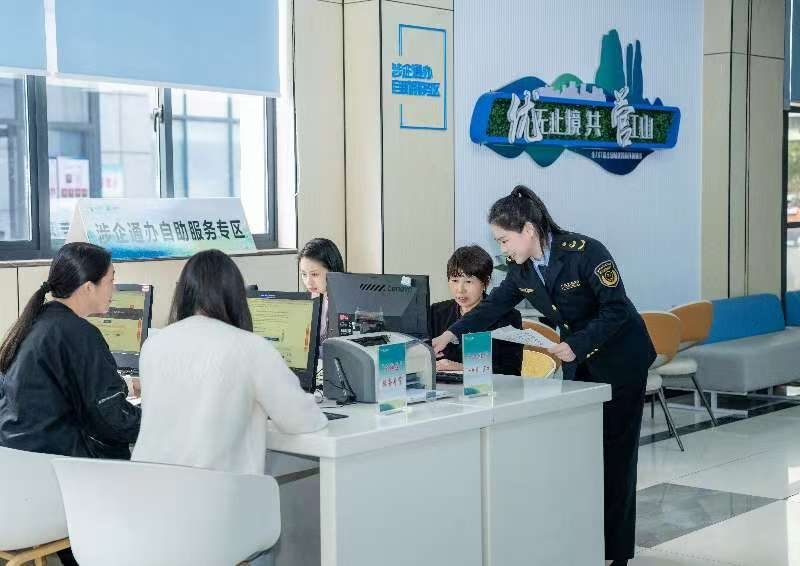 工作人員指導(dǎo)企業(yè)一次性完成信息填報。圖片來源：浙江衢州市市場監(jiān)督管理局