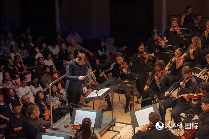 奧克蘭市政廳《空?！方豁懬莩霈F(xiàn)場(chǎng)。張波若攝