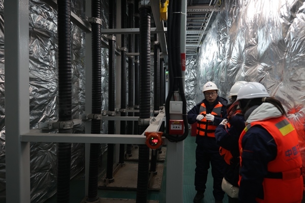 運維人員在風(fēng)電場海上升壓站上進(jìn)行巡視檢查。受訪者供圖