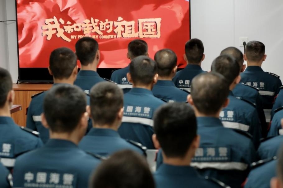 1月25日，中國(guó)海警海鷗艦組織艦上執(zhí)法員觀看紅色電影。