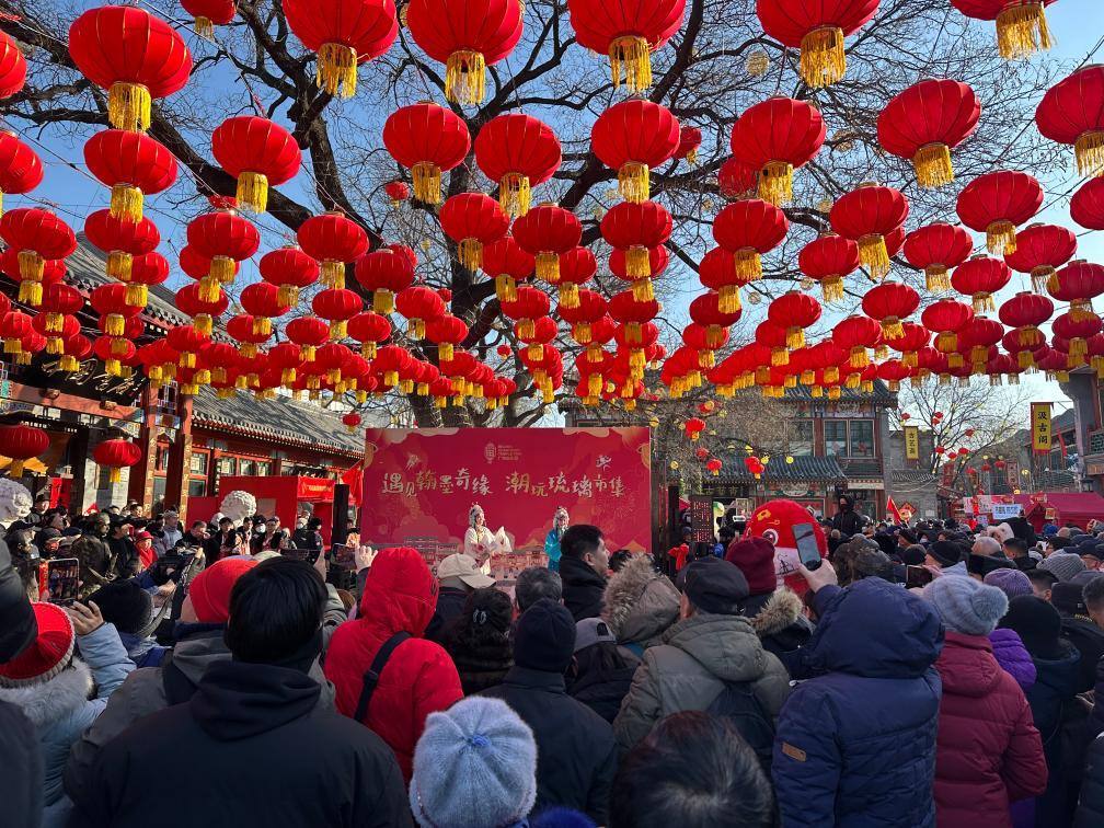 1月29日，市民游客在北京廠甸廟會(huì)感受濃濃年味。新華社記者 楊淑君 攝