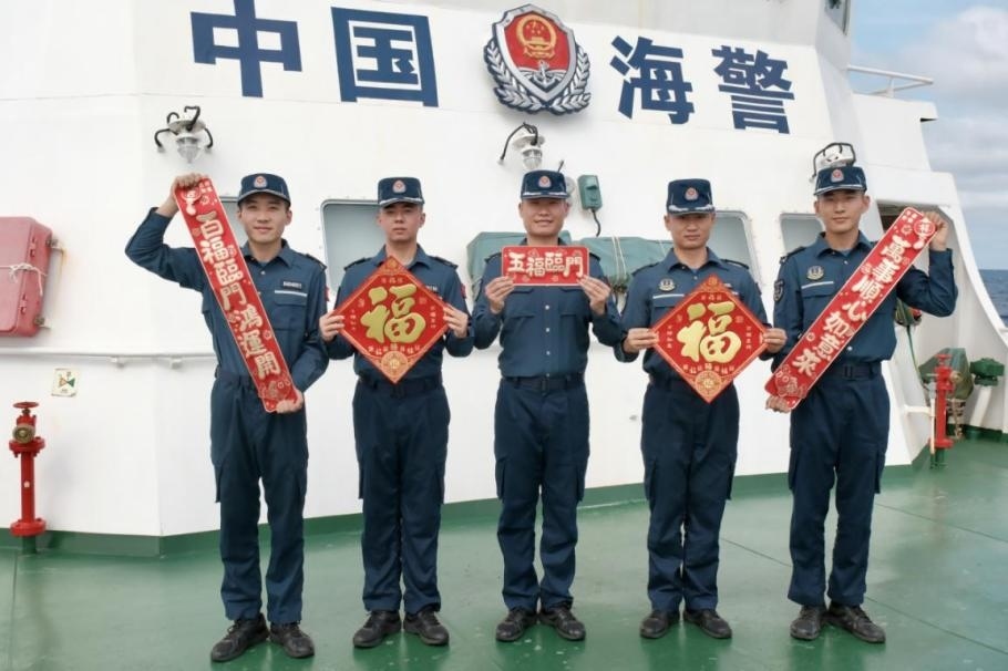 1月27日，中國(guó)海警海鷗艦執(zhí)法員們展示春聯(lián)福字，慶祝農(nóng)歷春節(jié)。