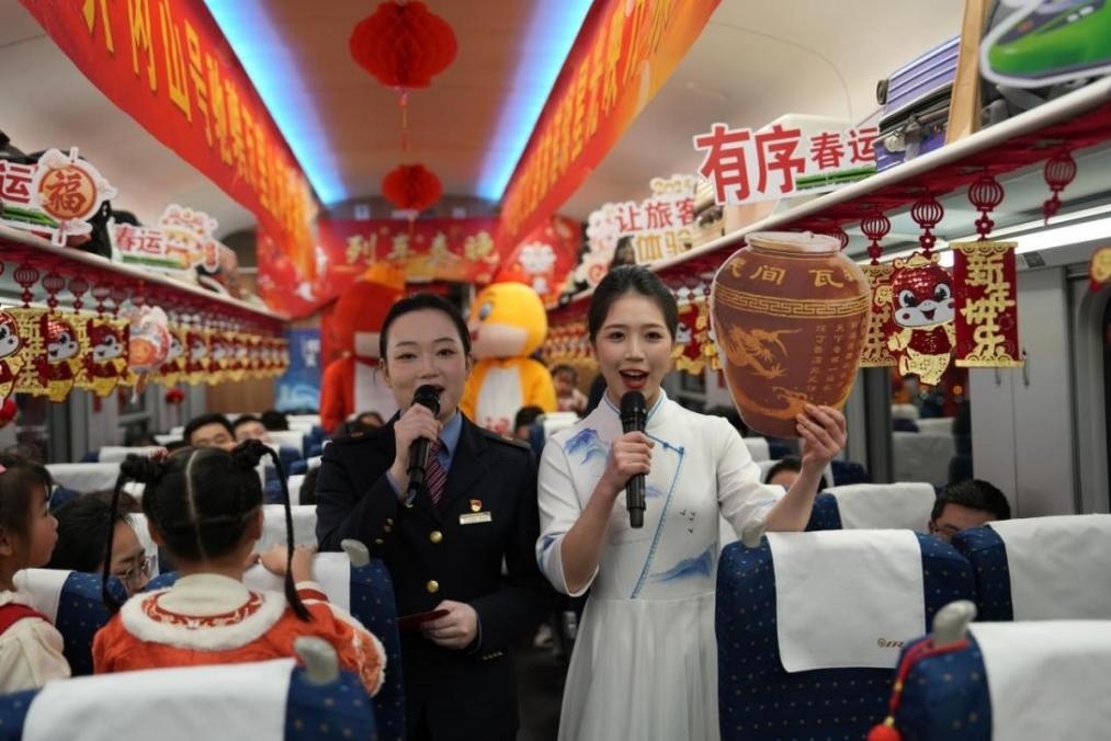 列車乘務(wù)員向旅客介紹江西美食——瓦罐湯。人民網(wǎng) 歐陽易佳攝