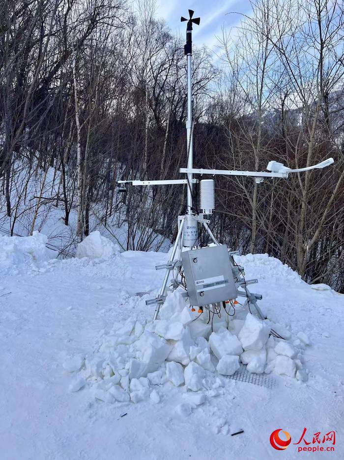 設(shè)置在賽道附近的便攜式自動氣象站。人民網(wǎng) 高清揚攝