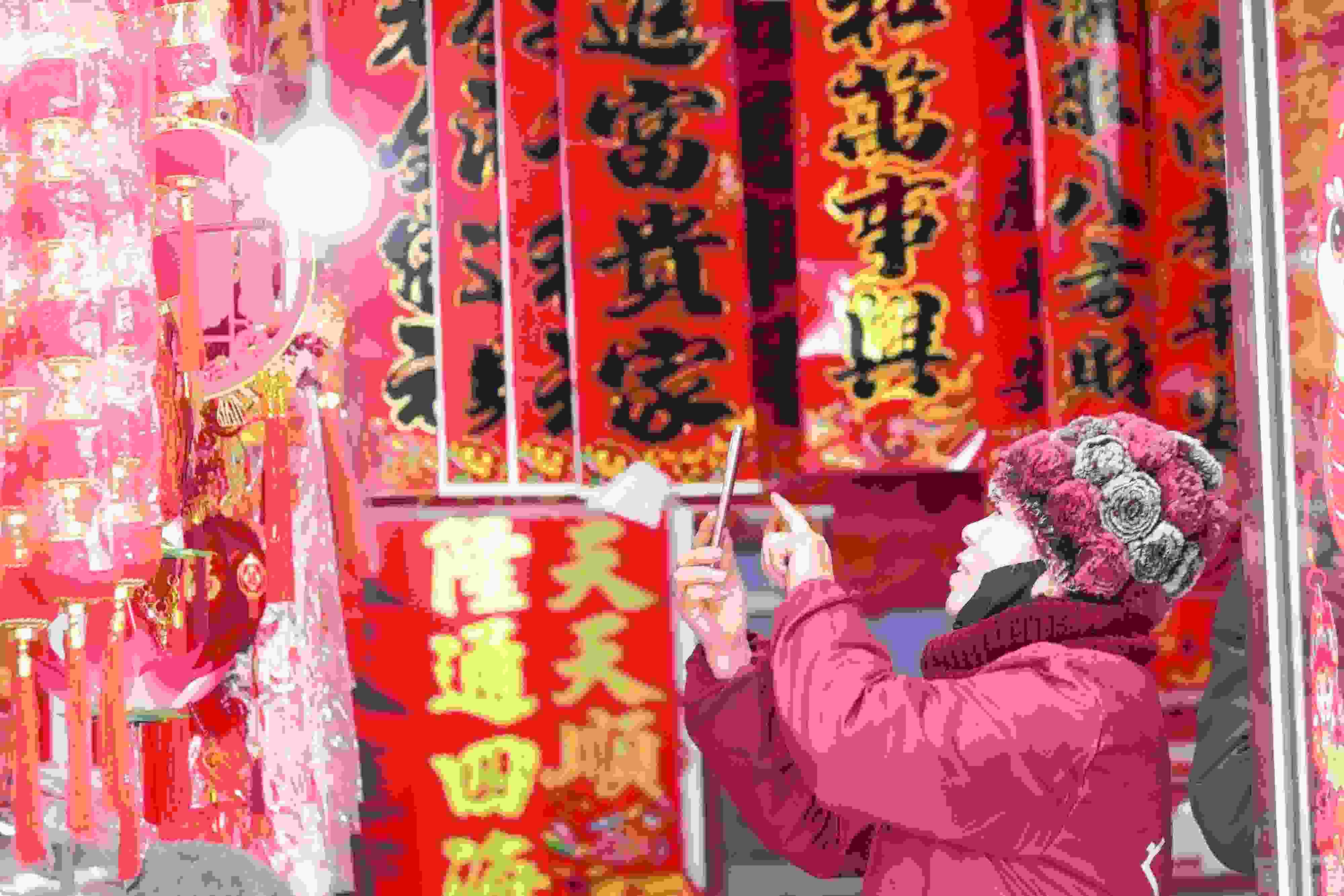 2025年1月5日，在山東省高密市夏莊鎮(zhèn)東李家村，商戶通過手機在網(wǎng)上推銷新春飾品。