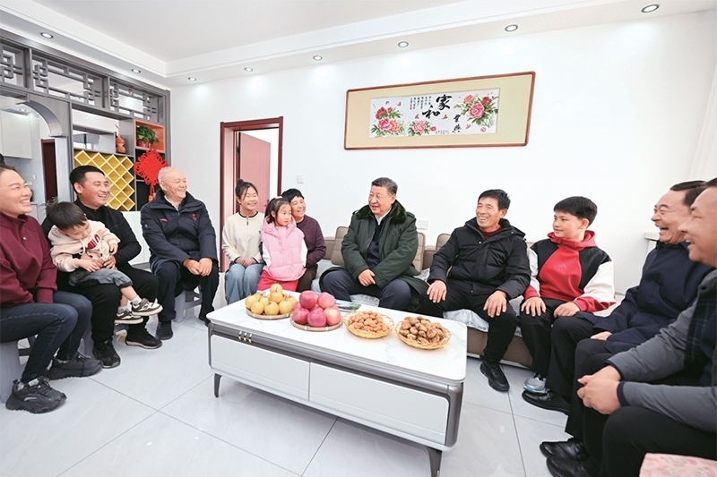 2025年1月22日至24日，中共中央總書記、國家主席、中央軍委主席習(xí)近平冒著嚴(yán)寒來到遼寧，看望慰問基層干部群眾。這是22日下午，習(xí)近平在葫蘆島市綏中縣明水滿族鄉(xiāng)祝家溝村考察時，同村民王寶維一家圍坐一起拉家常。 新華社記者 謝環(huán)馳/攝