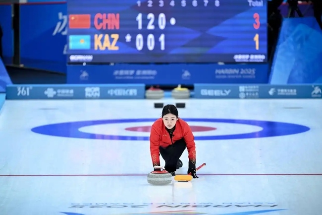 2月4日，中國隊選手韓雨在比賽中擲壺。新華社記者 江漢 攝