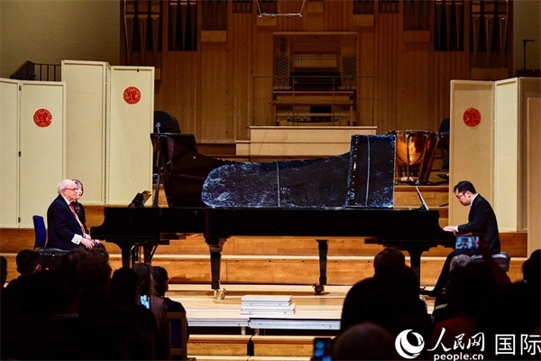 英國皇家音樂學(xué)院教授朱利安-雅格布森和旅英鋼琴家李勁峰演奏《黃河鋼琴協(xié)奏曲》。楊浩鵬攝