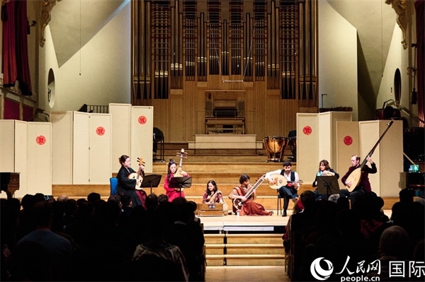 英國中樂團(tuán)和倫敦魯特琴樂團(tuán)演奏《絲綢之韻》。楊浩鵬攝
