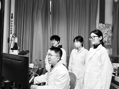 西安交通大學(xué)教授王昌河團隊在進行多巴胺分泌電化學(xué)檢測。受訪者供圖