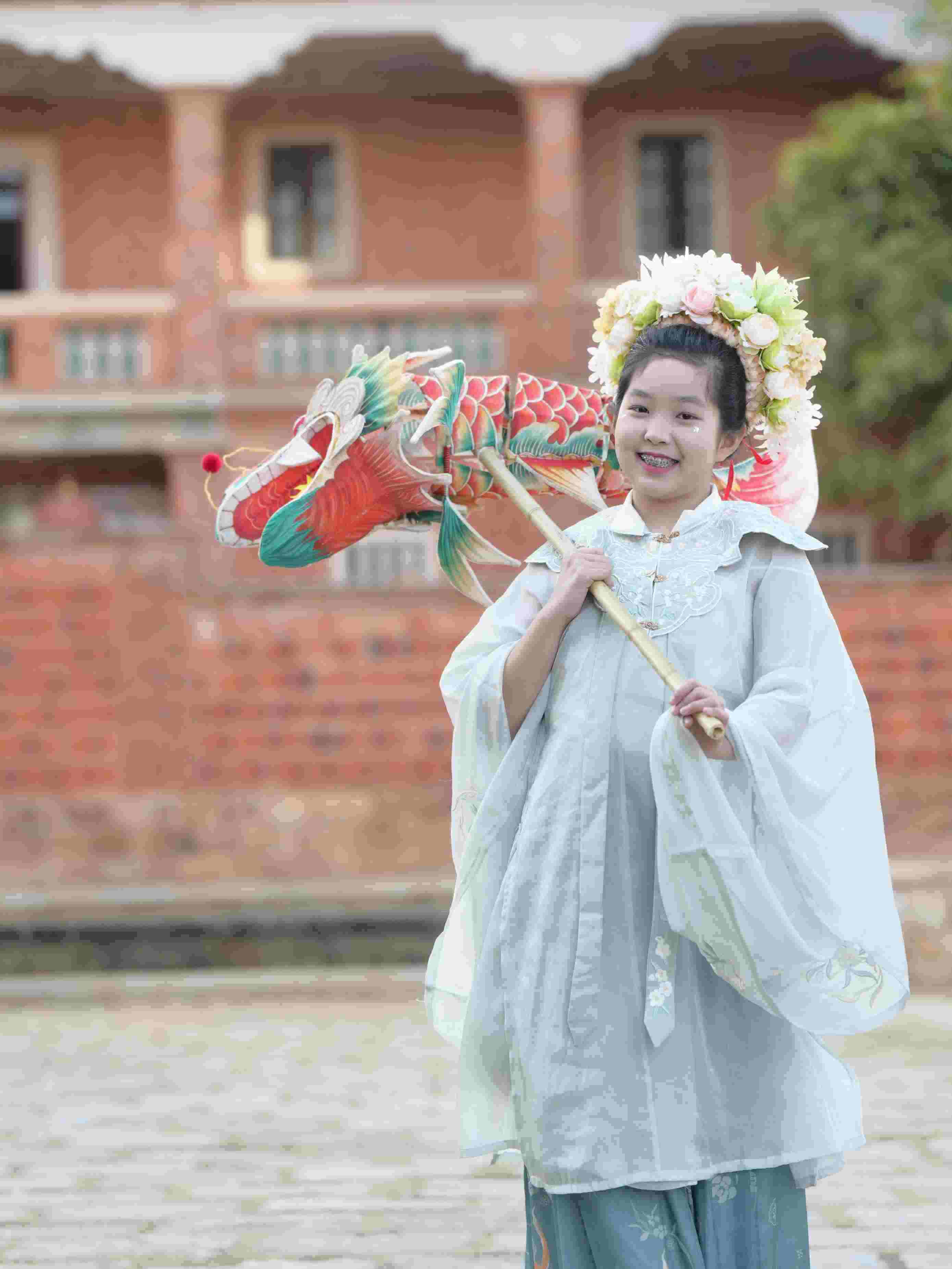 在泉州，沈女士為女兒拍下頭戴簪花的照片。受訪者供圖