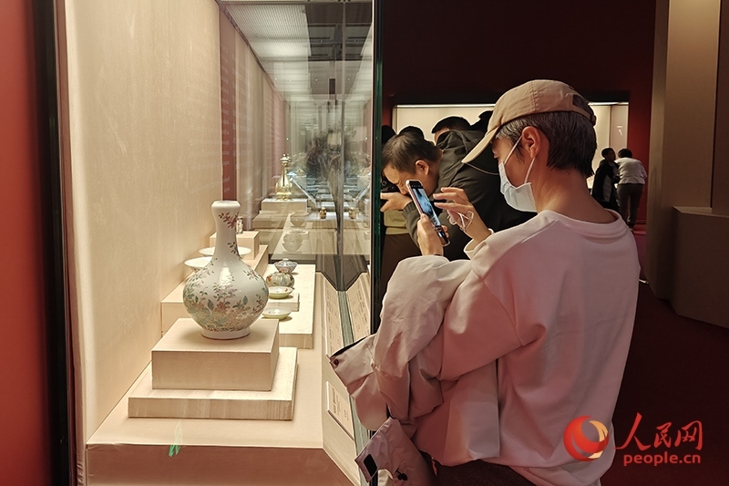觀眾正在中國國家博物館參觀展覽。人民網(wǎng)記者 韋衍行攝