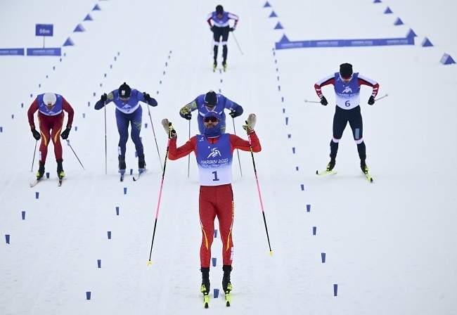 2月8日，王強(qiáng)（中）慶祝奪冠。新華社記者 張龍攝