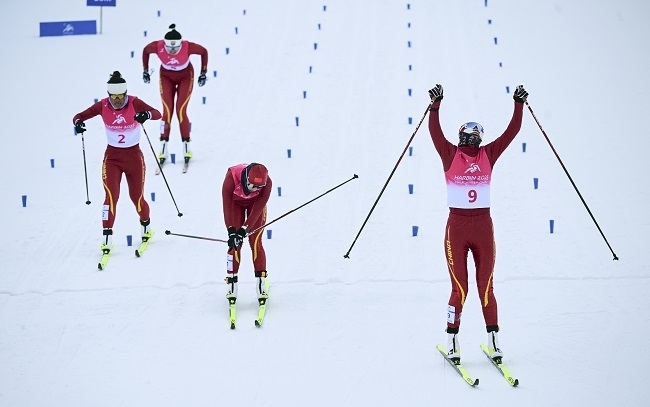 2月8日，李磊（右一）沖過終點(diǎn)后慶祝奪冠。新華社記者 張龍攝
