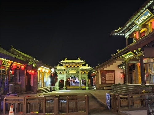 道歉公告發(fā)布后，凌晨5時(shí)的古城。人民網(wǎng)記者 黃鈺攝