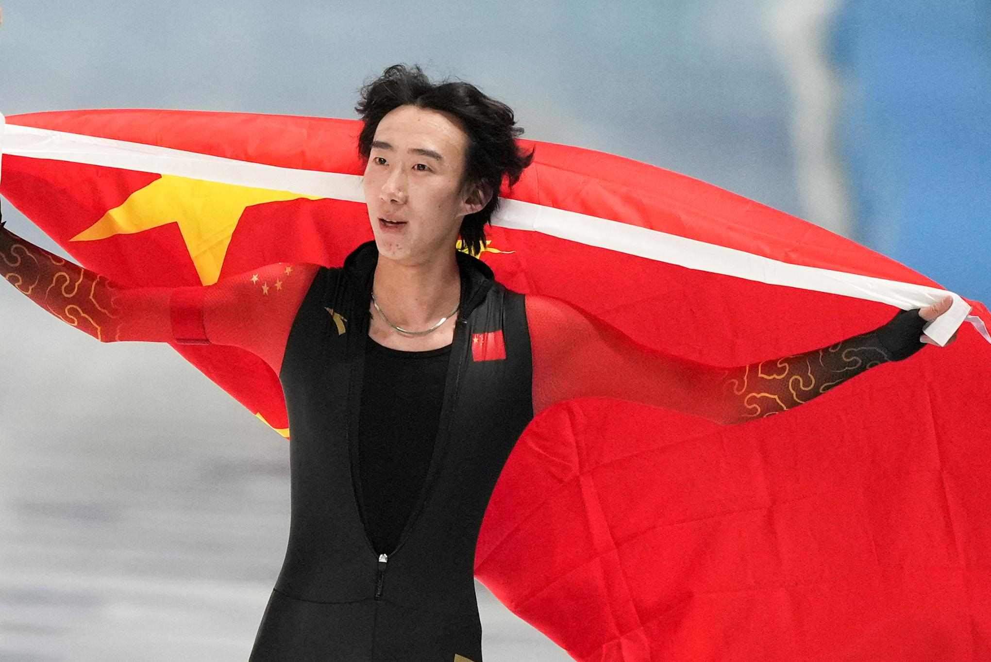 2月9日，吳宇慶祝奪冠。新華社記者 李一博 攝