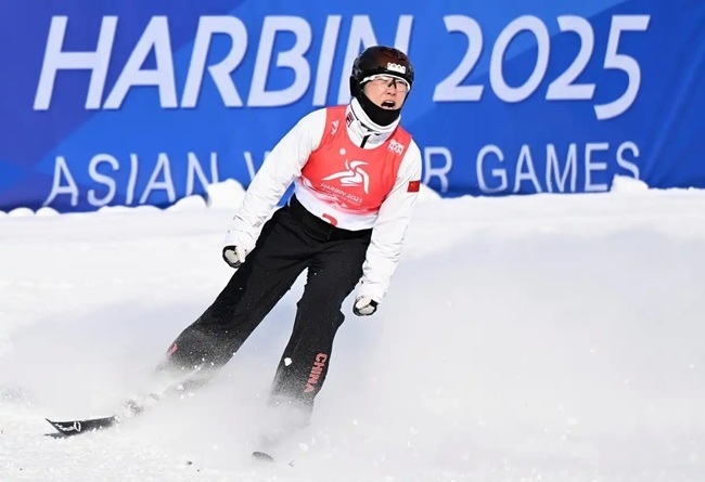 2月9日，徐夢(mèng)桃在完成動(dòng)作后慶祝。新華社記者 夏一方攝