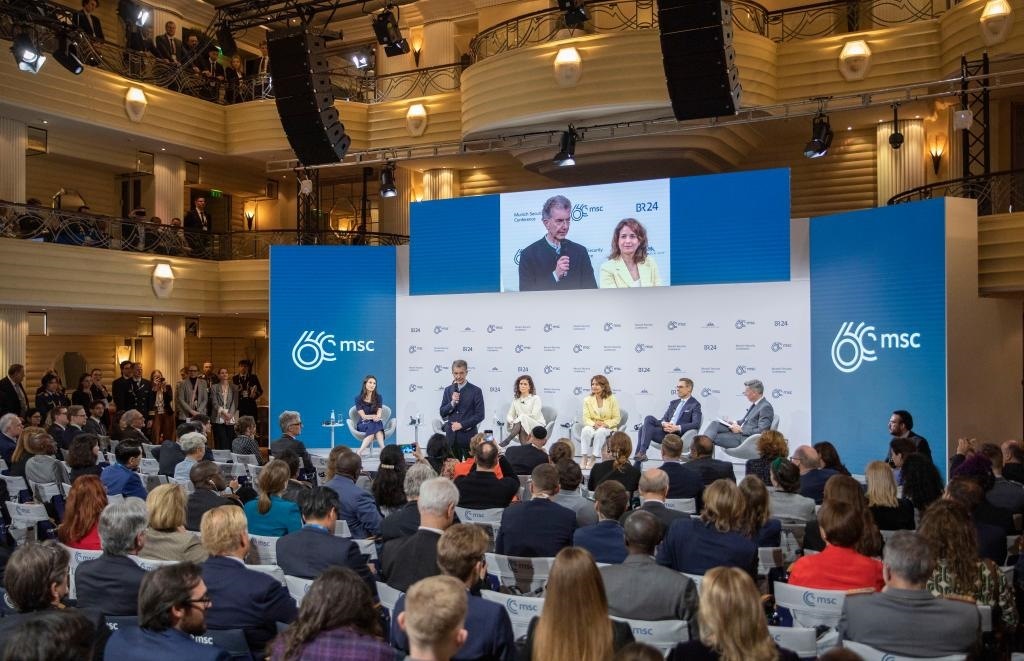 2024年2月18日，慕安會主席克里斯托夫·霍伊斯根（中左二）在德國慕尼黑舉行的第60屆慕尼黑安全會議上發(fā)表閉幕致辭。新華社記者 張帆 攝