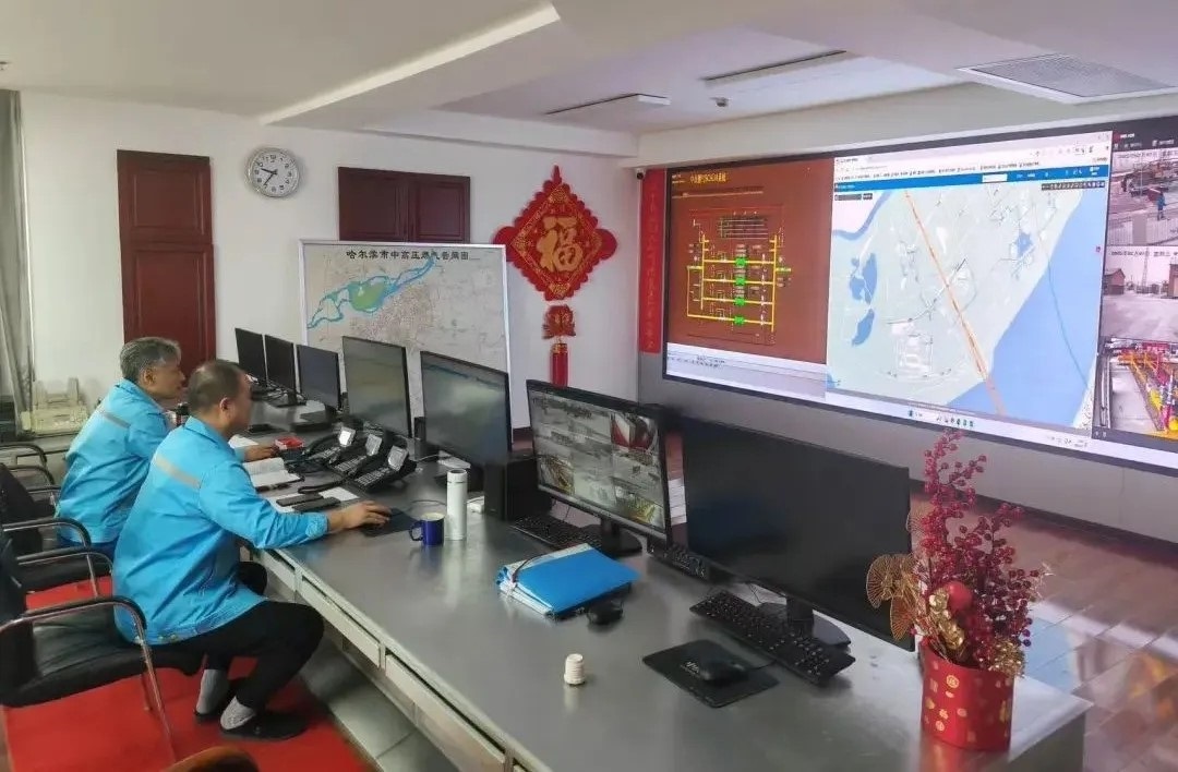 工作人員在燃?xì)庹{(diào)度中心值守。受訪者供圖
